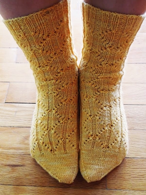 Romvos lace socks - Buy from Ravelry  //  Καλτσες με δαντελα - αγορα μεσω Ravelry