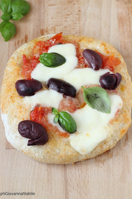 Pizza con sugo di pomodoro fresco, fior di latte e olive greche