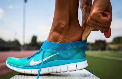Is it ok to wear running shoes or sneakers without socks ?