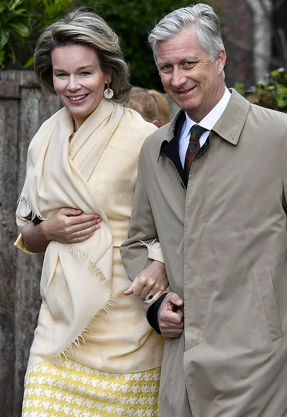 Queen Mathilde wore Natan dress, Prada leather flats and Tikli Jewelry gold diamond earrings. Queen visited the Wissekerke Castle within the Kruibeke municipality 