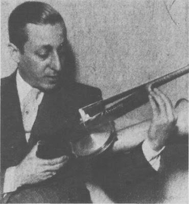 Julio Caro, en junio de 1936, contempla su violín admirativamente firmado por Fritz Kreisler.