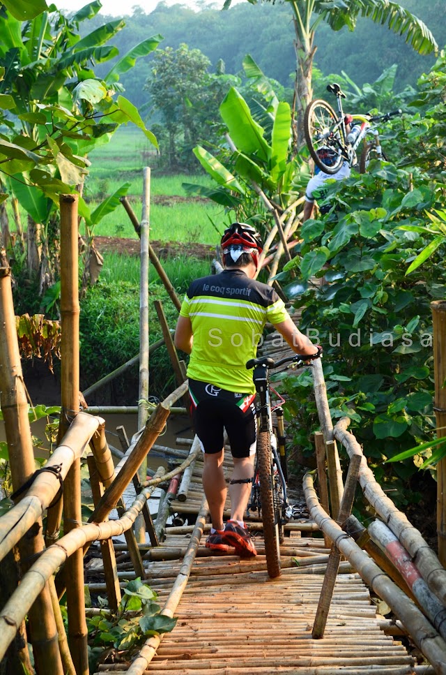 Jembatan Bambu Jalur Pipa Gas 