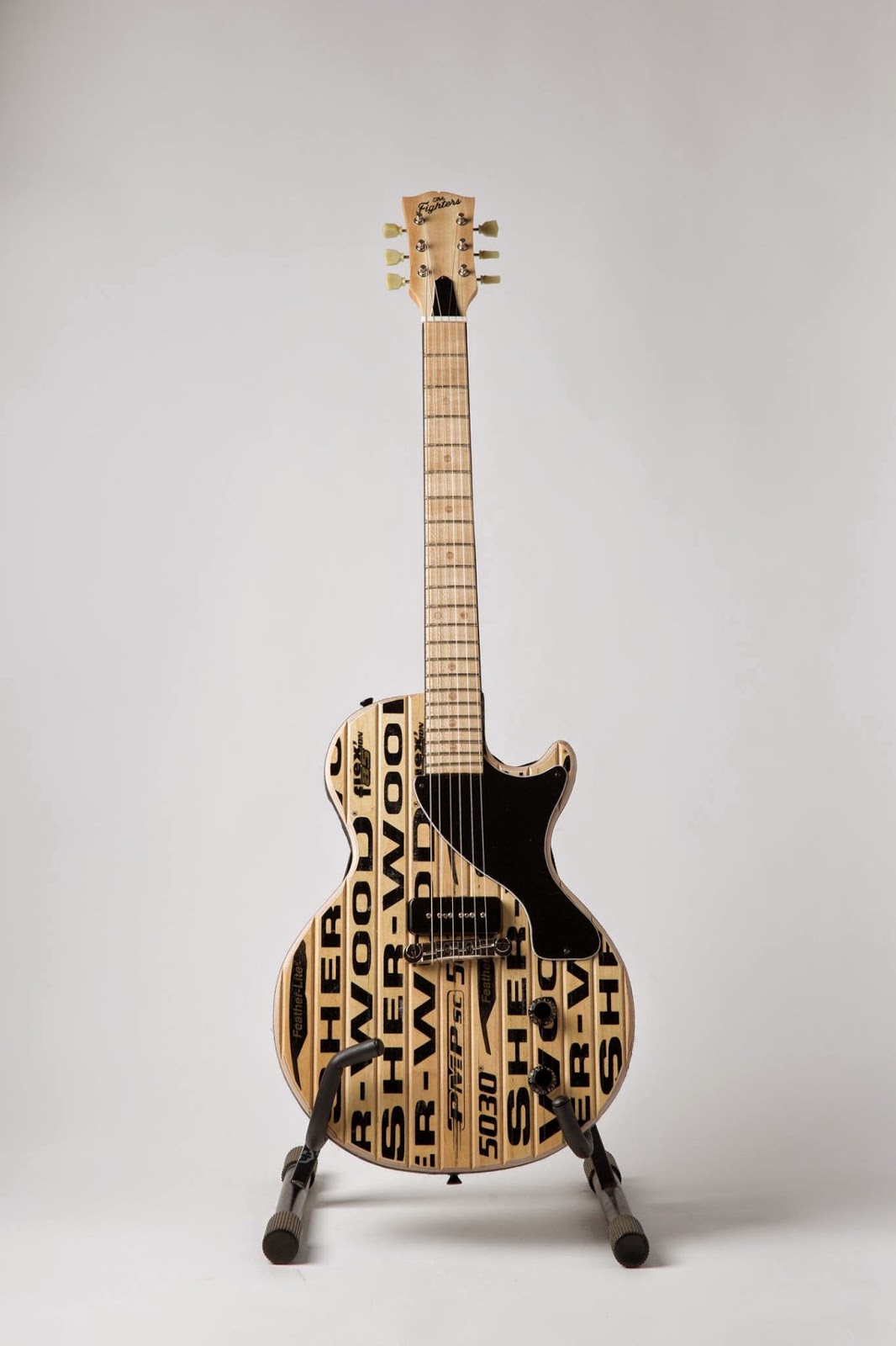 Guitar made. деревянная гитара. голова гитары. электрогитара из досок. гитара палка.