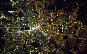 Berlim vista do espaço à noite: o muro caiu, mas décadas depois a cidade continua dividida