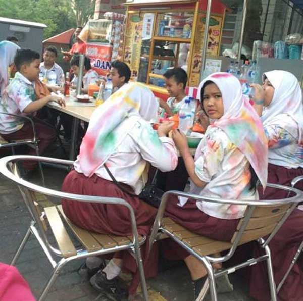 Waduh! Anak SD pun Kini Corat-Coret Baju untuk Merayakan Kelulusan