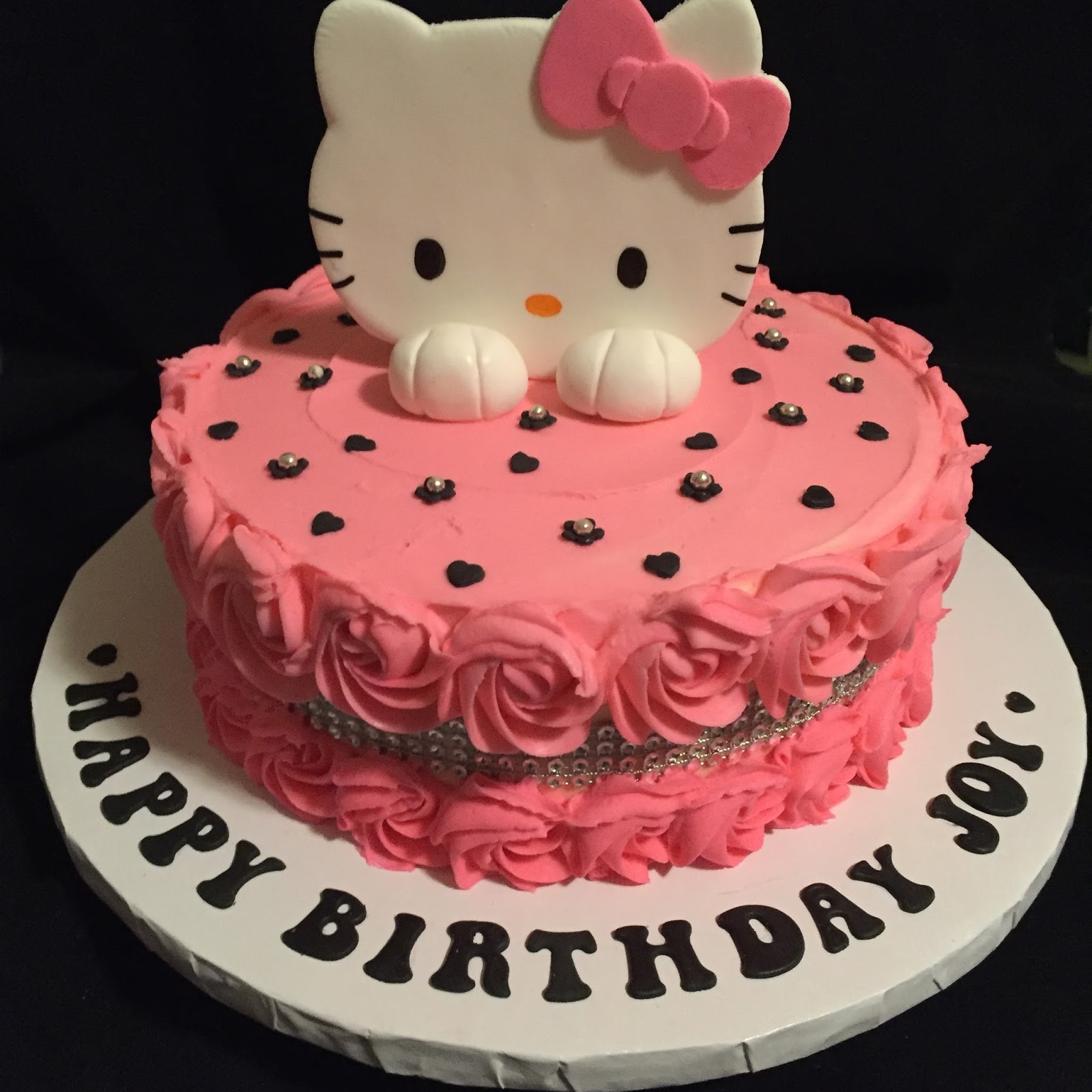 hello-kitty-themed-cake