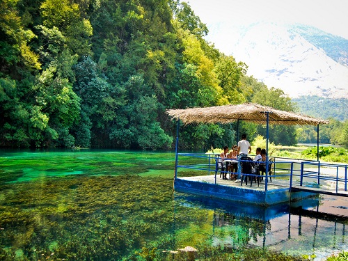 アルバニアにある美しい泉「ブル－アイ」