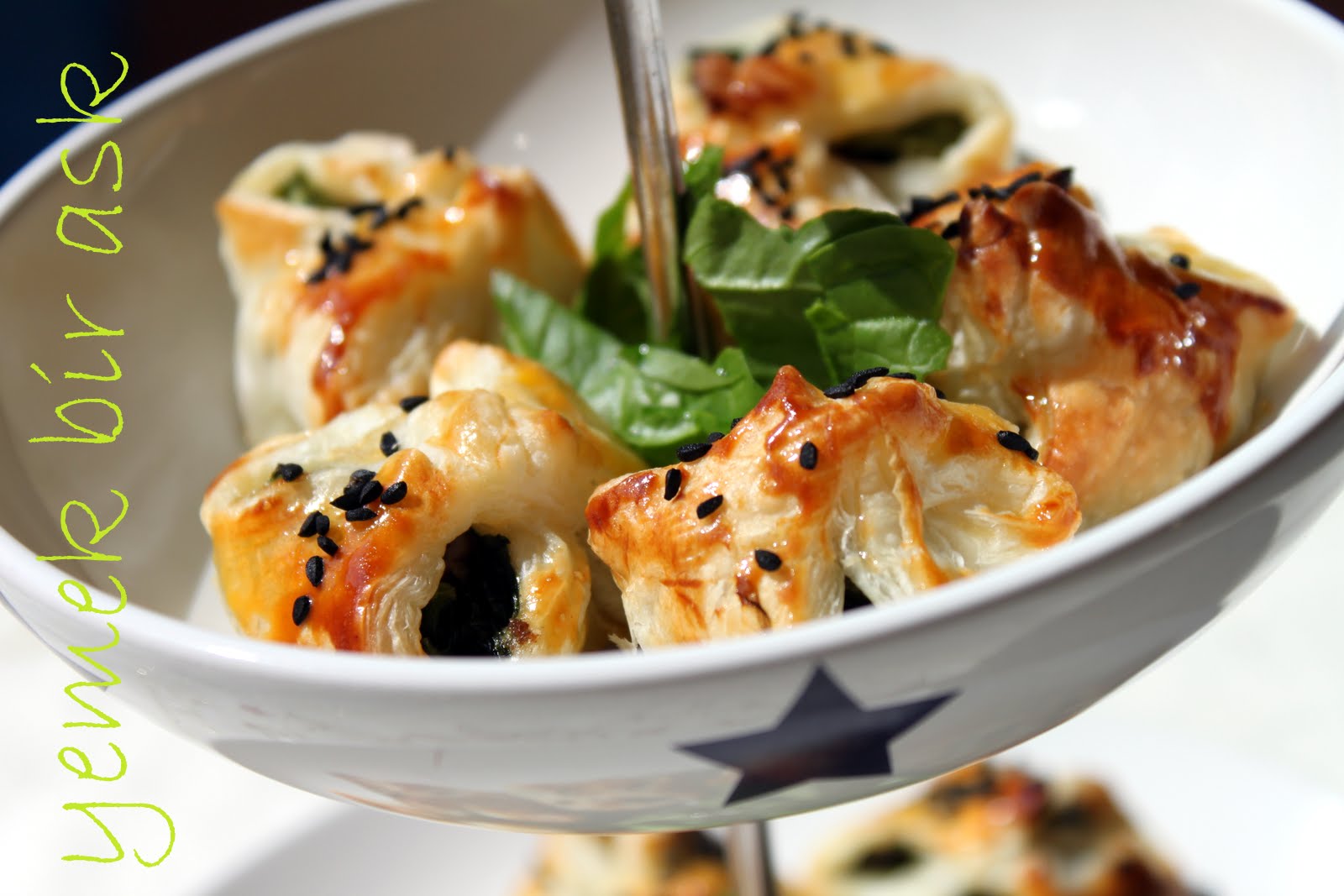 yemek bir aşk kıymalı ıspanaklı milföy mantıları (börek)