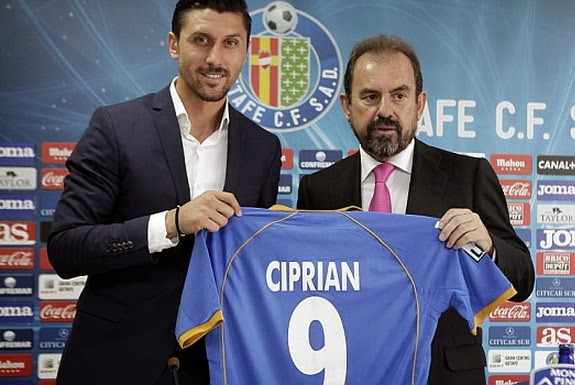 New signing Ciprian Marica holds his new Getafe shirt with club President Ángel Torres