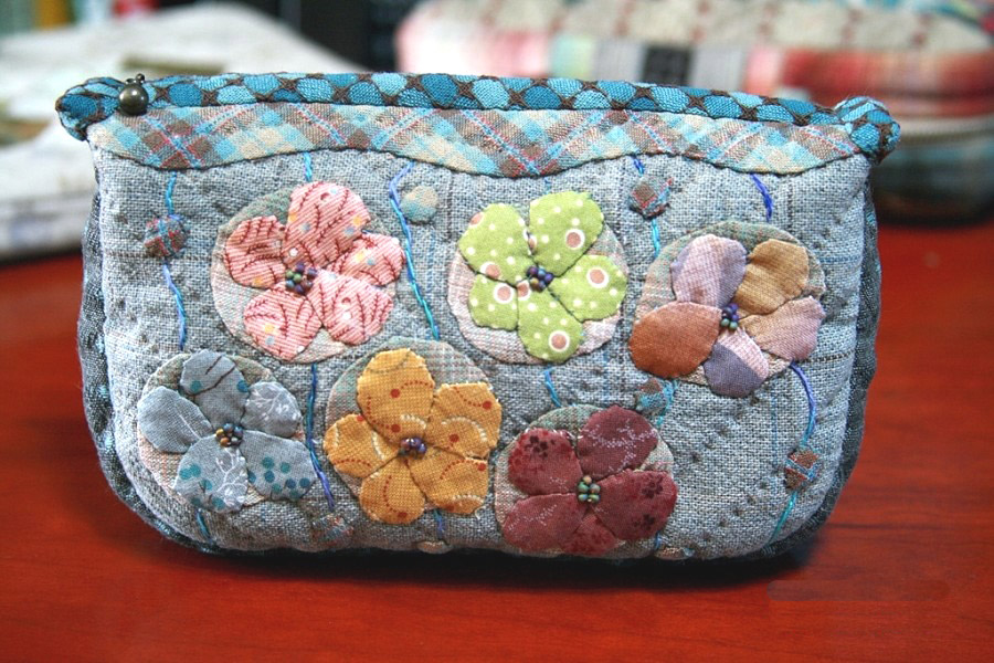 Quilt Purse with a zipper. Japanese Patchwork Tutorial in Pictures