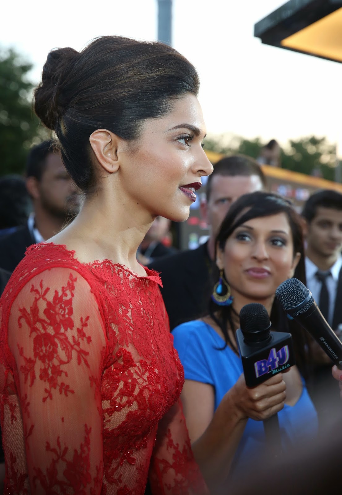 Deepika Padukone Looks Smoking Hot In Red Dress At IIFA Awards 2014