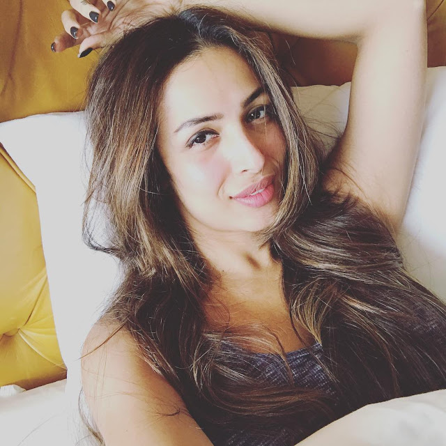 malaika-arora-on-bed-for-relax-selfie
