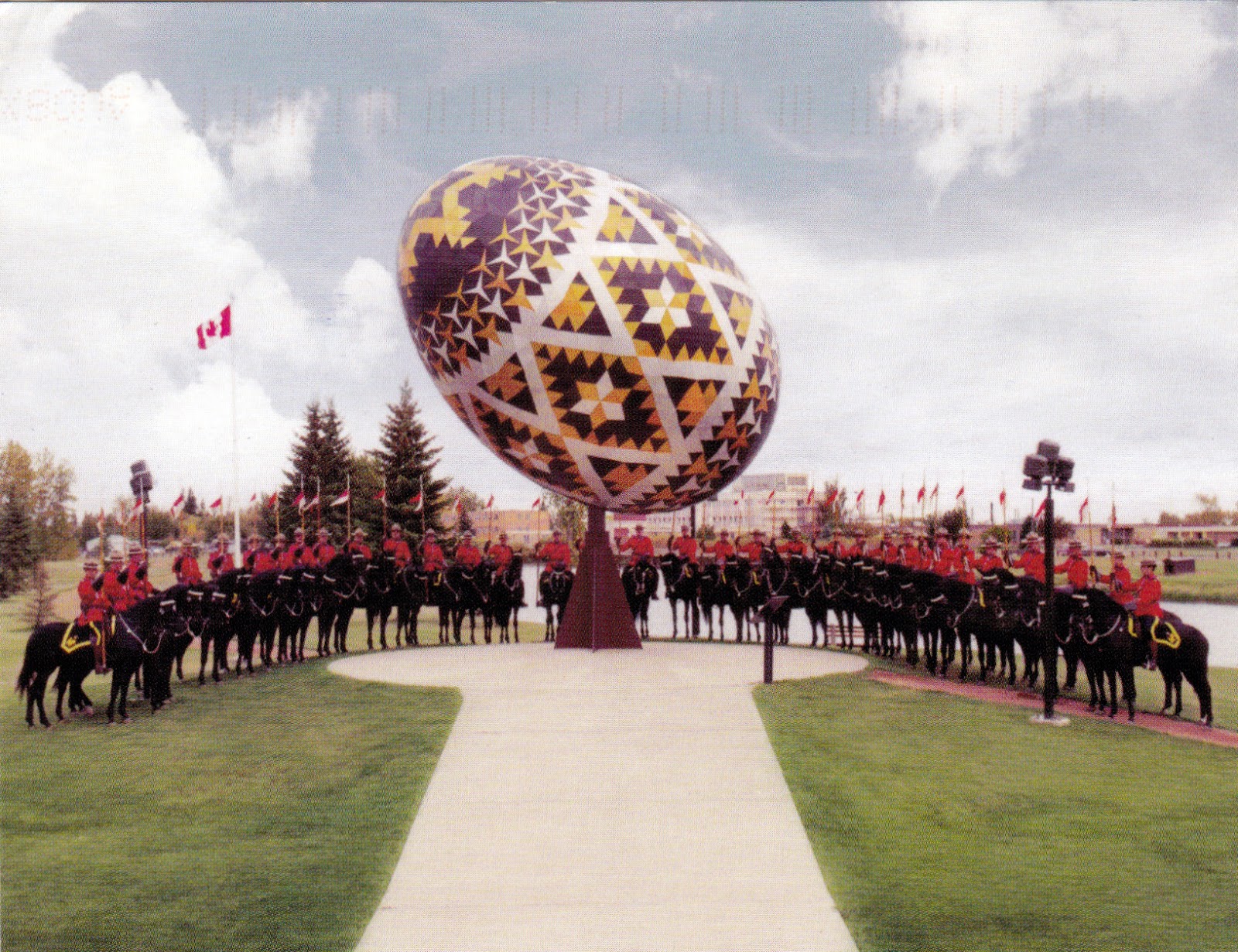 Пасха в канаде 2024. Самое большое пасхальное яйцо. Канада самое большое пасхальное яйцо. Пасха в Канаде. Самое крупное пасхальное яйцо в мире.