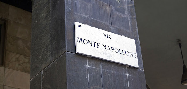 Placa indicando a Via Monte Napoleone em Milão