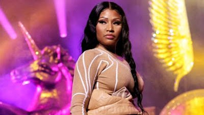 Colunista do UOL afirma que Nicki Minaj ficou cerca de 4 músicas seguidas sentada, durante seu show no Brasil.