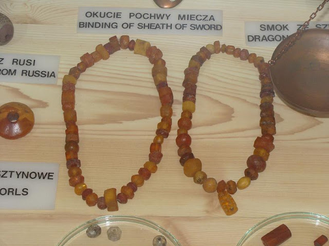 Wczesnośredniowieczny naszyjnik z bursztynu znaleziony i eksponowany w Wolinie