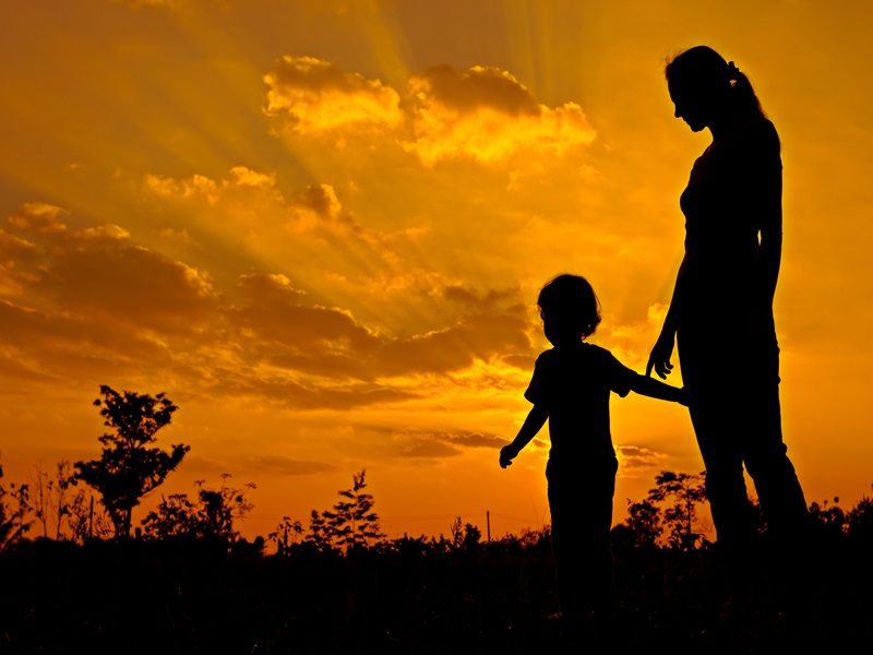 **MENSAGENS E GIFS DA TEKA** SILHUETAS DE MÃE COM FILHOS AO POR DO SOL