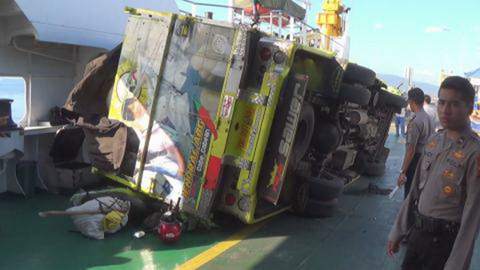 Cuaca Buruk Terjang Selat Bali, Truk Terguling di Kapal Timpa Tujuh Motor
