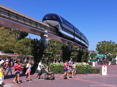 Monorail Esplanade Disneyland