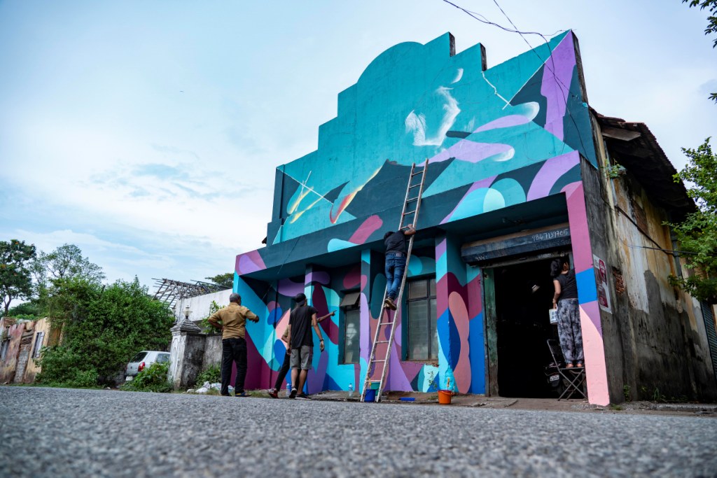 Объекты биеннале уличного искусства. Kochi-Muziris Biennale. Color street
