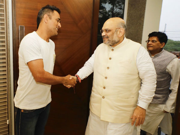 टीम इंडिया के पूर्व कप्तान महेंद्र सिंह धोनी से मिले अमित शाह