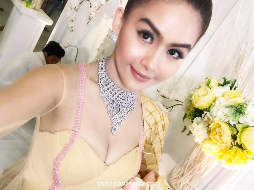 ွShwe Sin Myanmar Fashion Dress Selfie Shots