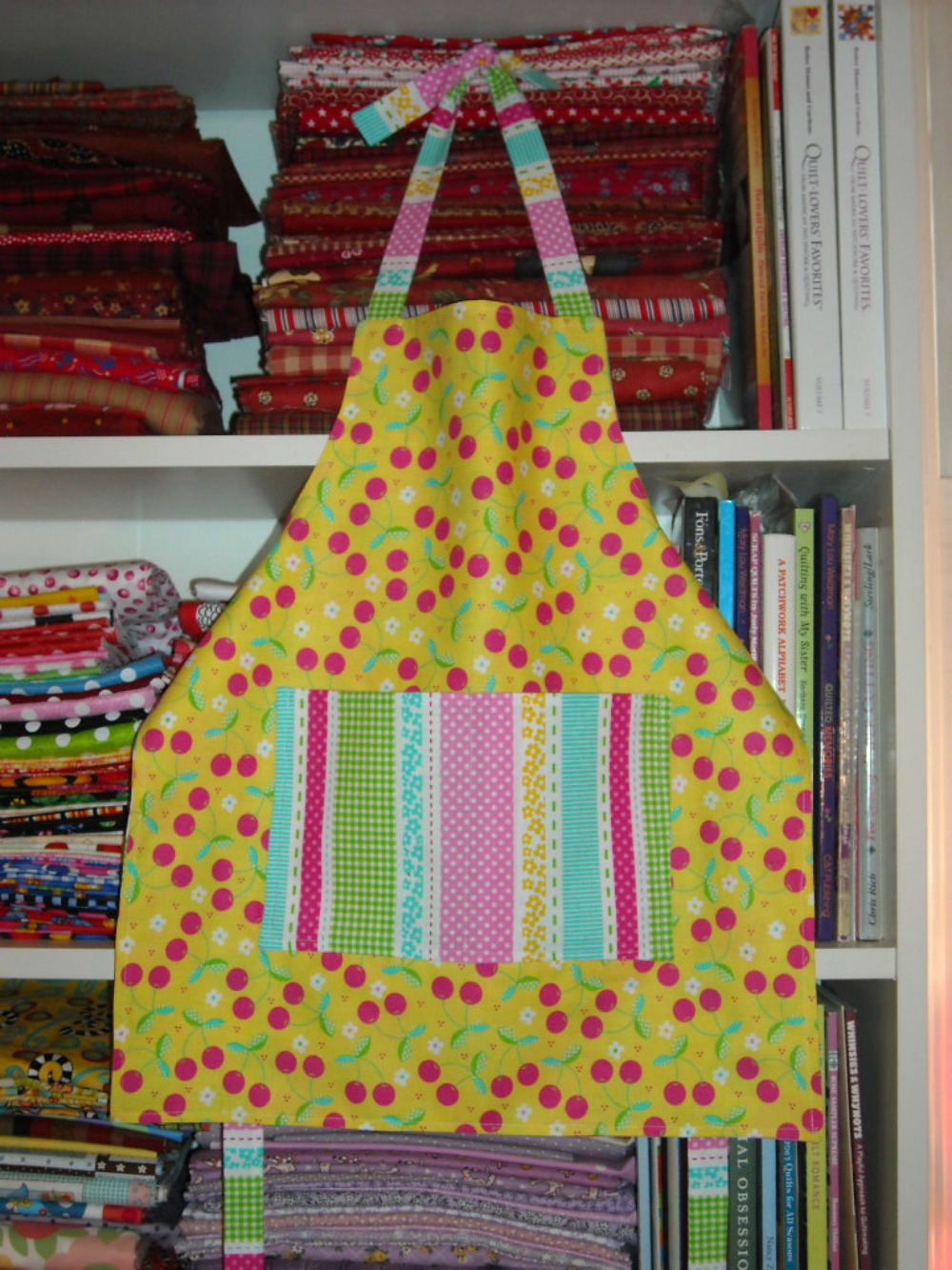 blossom-and-bev-reversible-child-s-apron-free-pattern