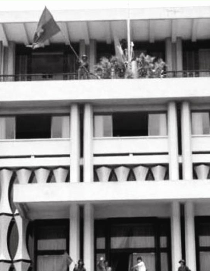 Káº¿t quáº£ hÃ¬nh áº£nh cho treo cá» trÃªn dinh Äá»c láº­p sÃ i gÃ²n