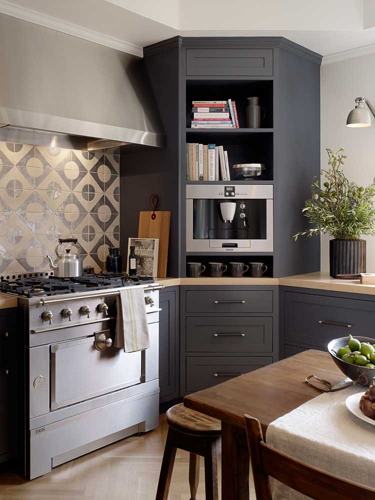 кухня без духового шкафа. кухонный гарнитур со встроенной техникой. встроенная духовой шкаф в кухне. встраиваемая техника для кухни. кухни без духового шкафа.