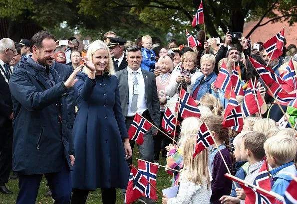 Crown Princess wore Norrona Clothing Jacket and Pants. Valentino dresscoat. Kjærrafossen Foundation. Kjærra Park