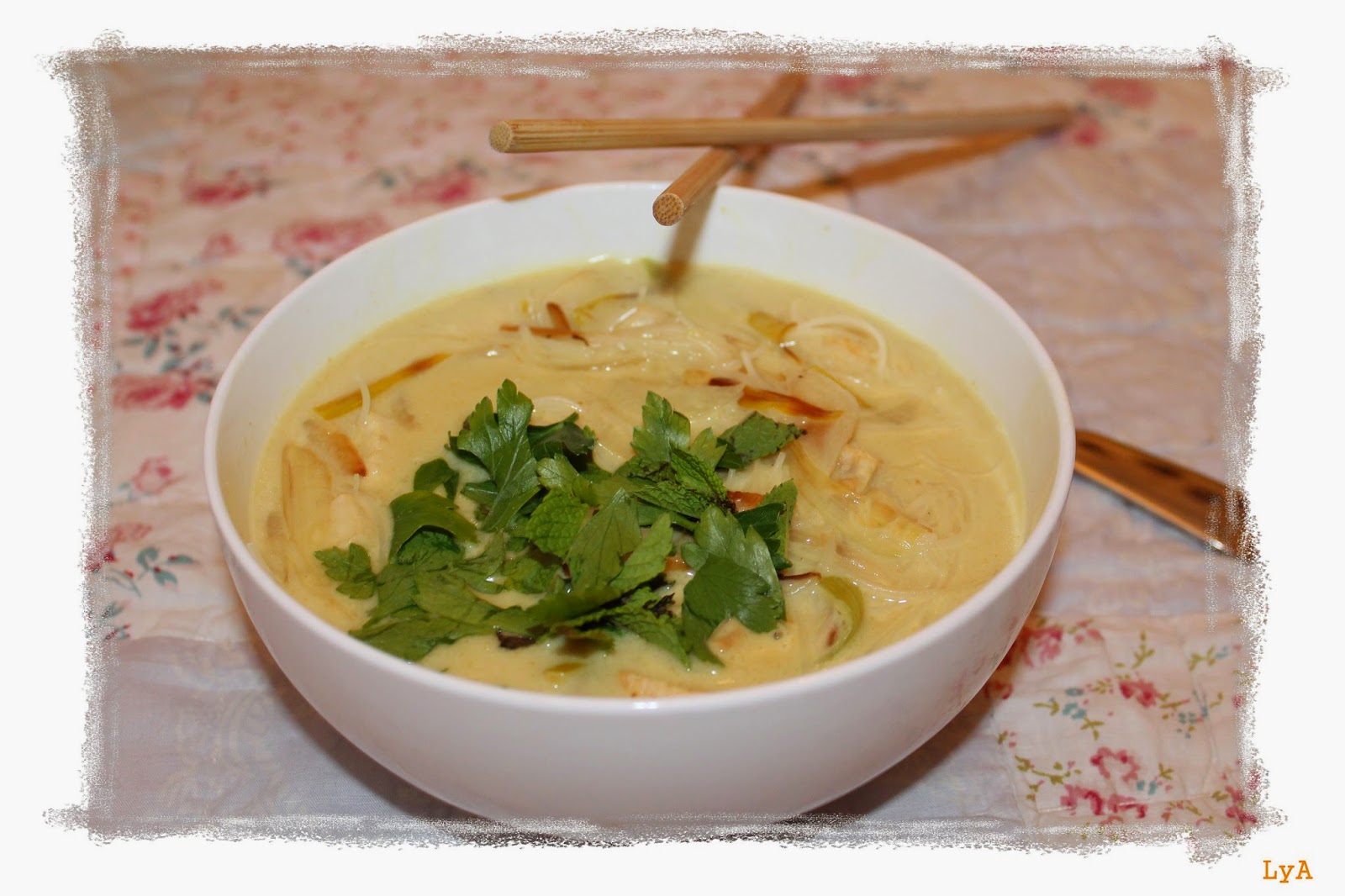 Sopa thai... de pollo, fideos, curry y leche de coco