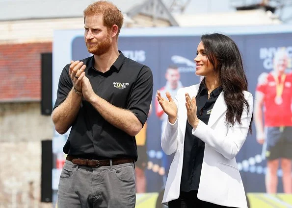 Meghan Markle wore Altuzarra Acacia blazer,  Mother Denim Looker skinny jeans, Illesteva palm beach sunglasses