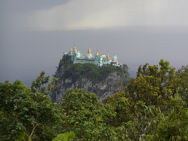 Tu viện Vàng trên núi - độc nhất thế giới.... Taung+Kalat+burma+monastery+volcanic+plug+1