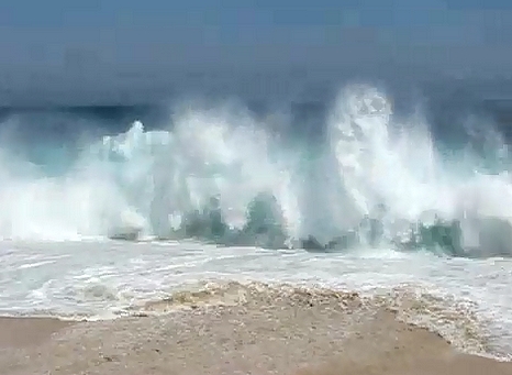 Giant wave kills tourist