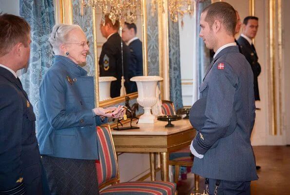 The Queen presented H.M. Queen's Honorary Dagger (H.M. Dronningens Aeresdolk) to a newly graduated  lieutenant