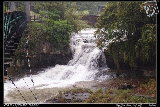 2013-04-12 基隆二日遊(3)十分瀑布-台灣的尼加拉大瀑布_遠照一張眼鏡洞瀑布.....但我還是沒慧根看不出來~!