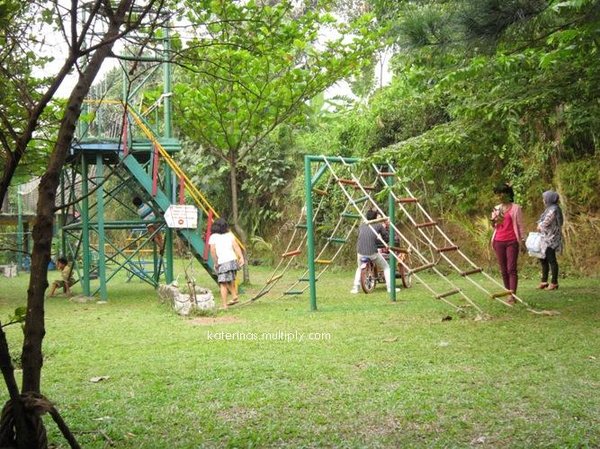 Berenang di Fishing Valley, Bogor | Ayuki dan Arifah