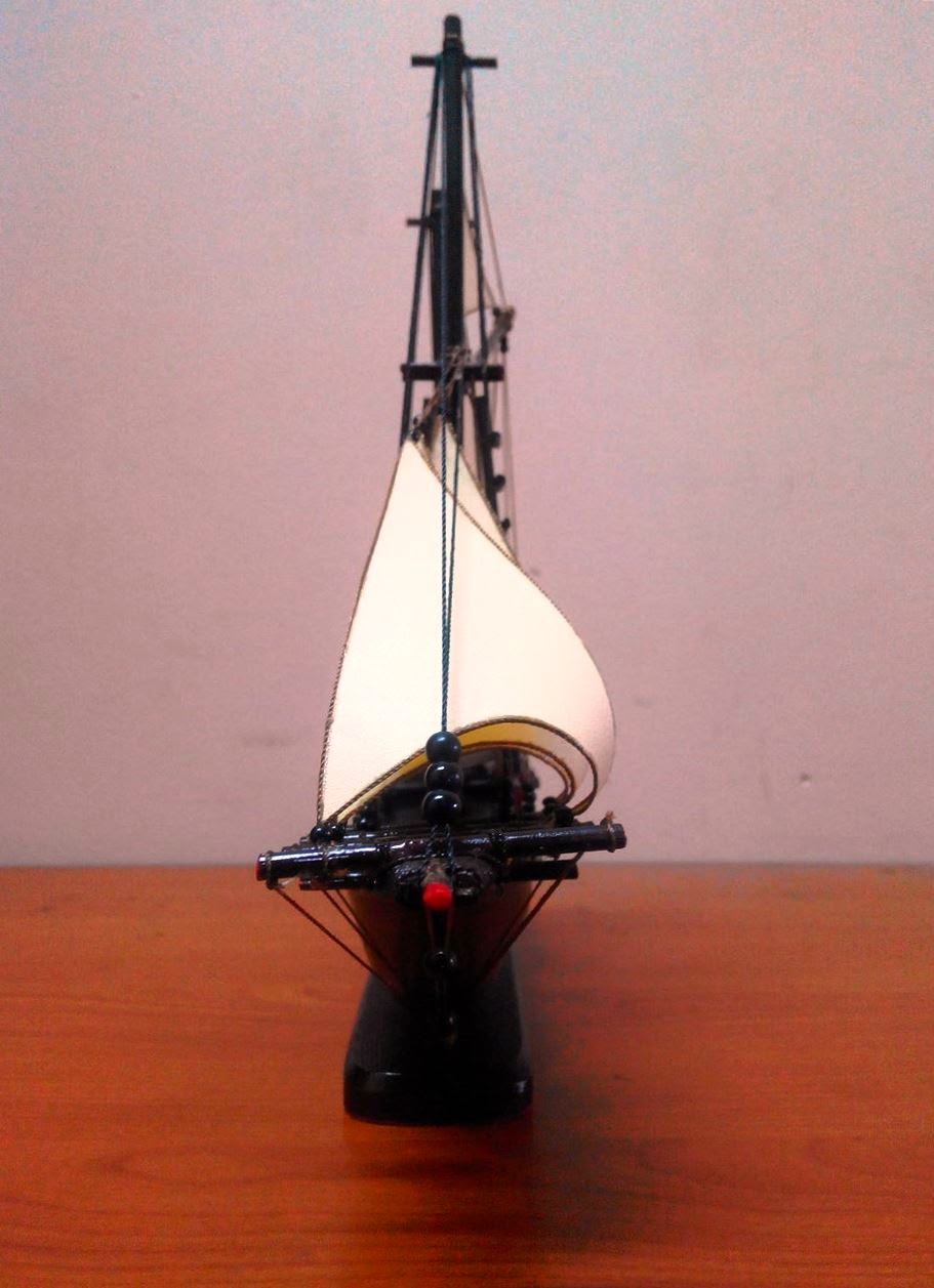 Miniatur Perahu Pinisi Kayu