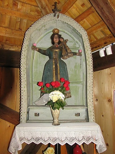 Cerkiew śś. Kosmy i Damiana w Krempnej. Feretron z figurą Matki Boskiej, ubrana w szaty i z prawdziwymi włosami.