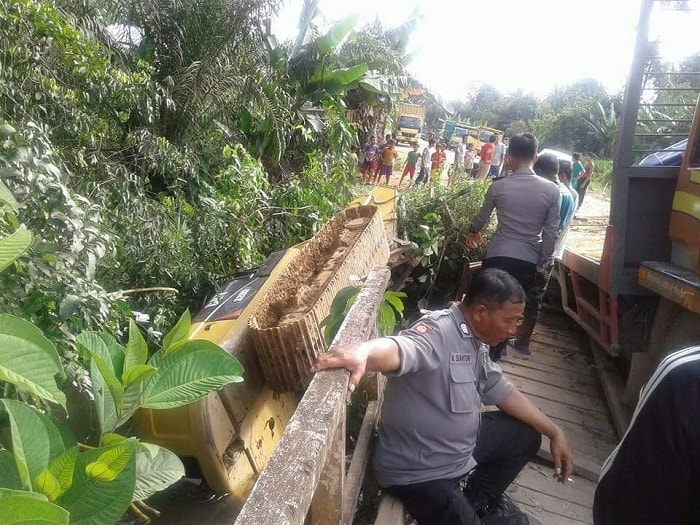 Jembatan Pekawai di Sekadau Patah, Alat Berat Exavator Terguling Ke Sungai