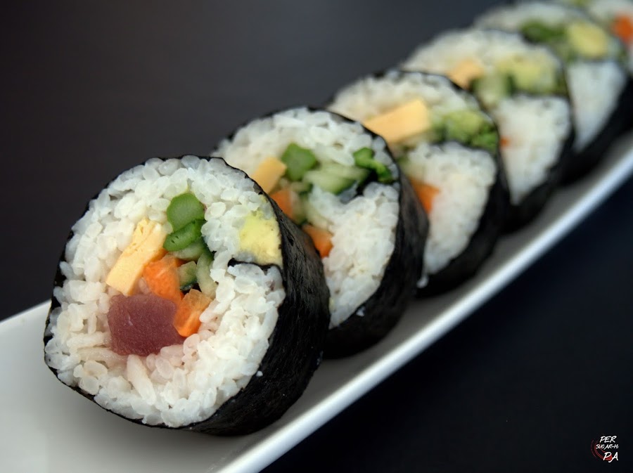Dos variedades de sushi: futomaki y chirashi, con salmón, atún rojo y verduras.