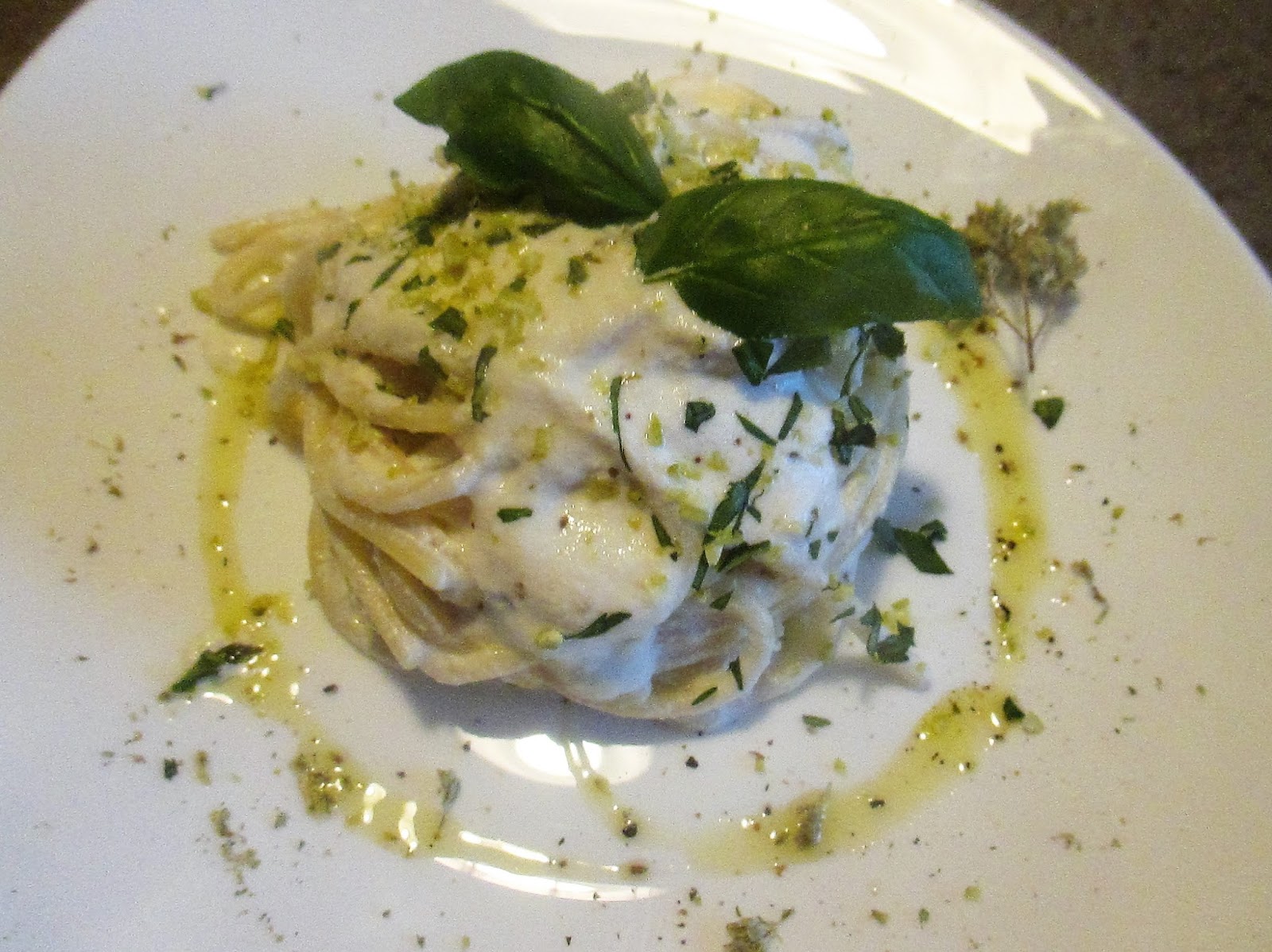 SPAGHETTI OF DURUM WHEAT WITH GREEK YOGURT, LEMON, CREAM AND AROMATIC