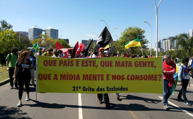 Diversas organizações do Brasil convocaram o Grito dos Excluídos deste ano, entre elas, pastorais sociais, a CMP, Movimentos dos Trabalhadores Rurais Sem Terra (MST), Central Única dos Trabalhadores (CUT), Levante Popular da Juventude, União Nacional dos Estudantes (UNE), entre outras.
São Paulo
Na capital paulista, de acordo com a organização do protesto, mais de 10 mil pessoas marcharam da Avenida Paulista até o Parque do Ibirapuera, onde encerraram o protesto no Monumento às Bandeiras. Na pauta estava o posicionamento contrário às medidas e atitudes do presidente da Câmara dos Deputados, Eduardo Cunha (PMDB), e contra os ajustes fiscais promovidos pelo ministro da Fazenda Joaquim Levy.