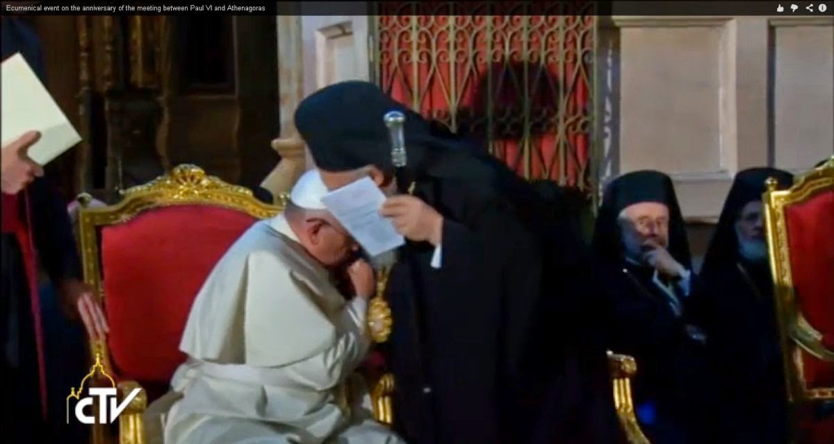 Ο Πάπας ασπάστηκε το χέρι του Οικουμενικού Πατριάρχη (video)