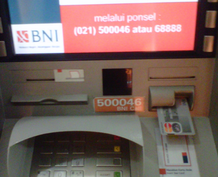 POSISI KARTU ATM BNI SAAT DIMASUKAN KEMESIN ATM BEGINI - Imuel Chaniago