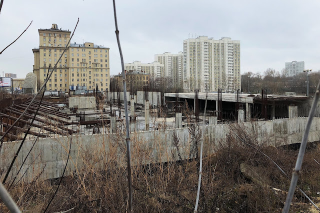 Варшавское шоссе, заброшенная строительная площадка жилого комплекса (бывшая территория теннисных кортов стадиона «Труд»)