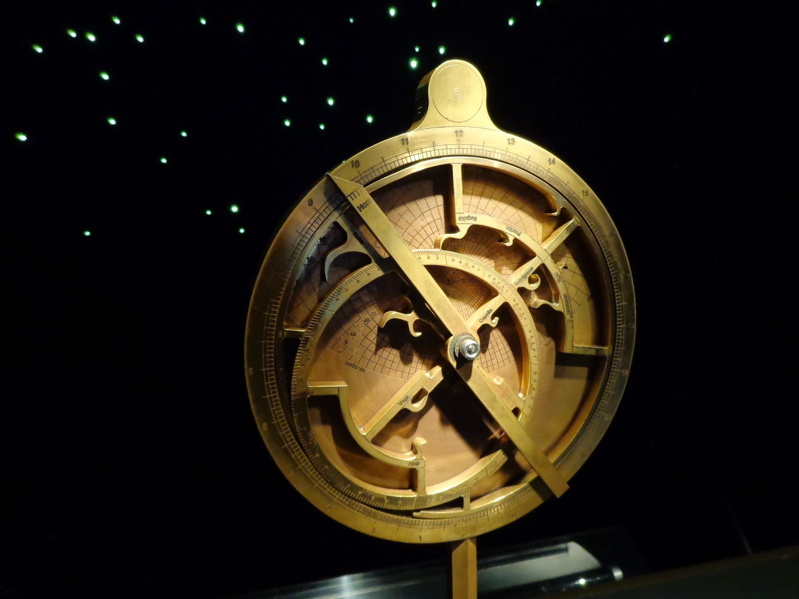 El astrolabio nazarí y la astronomía