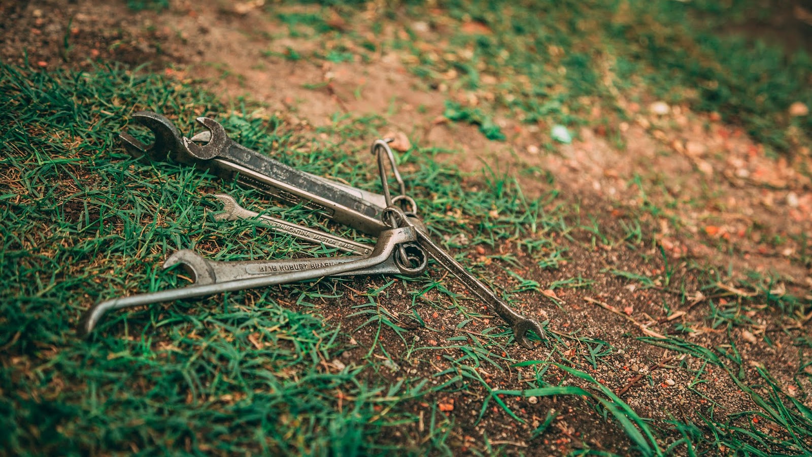 "Throw a monkey wrench in the works" nghĩa là gì?