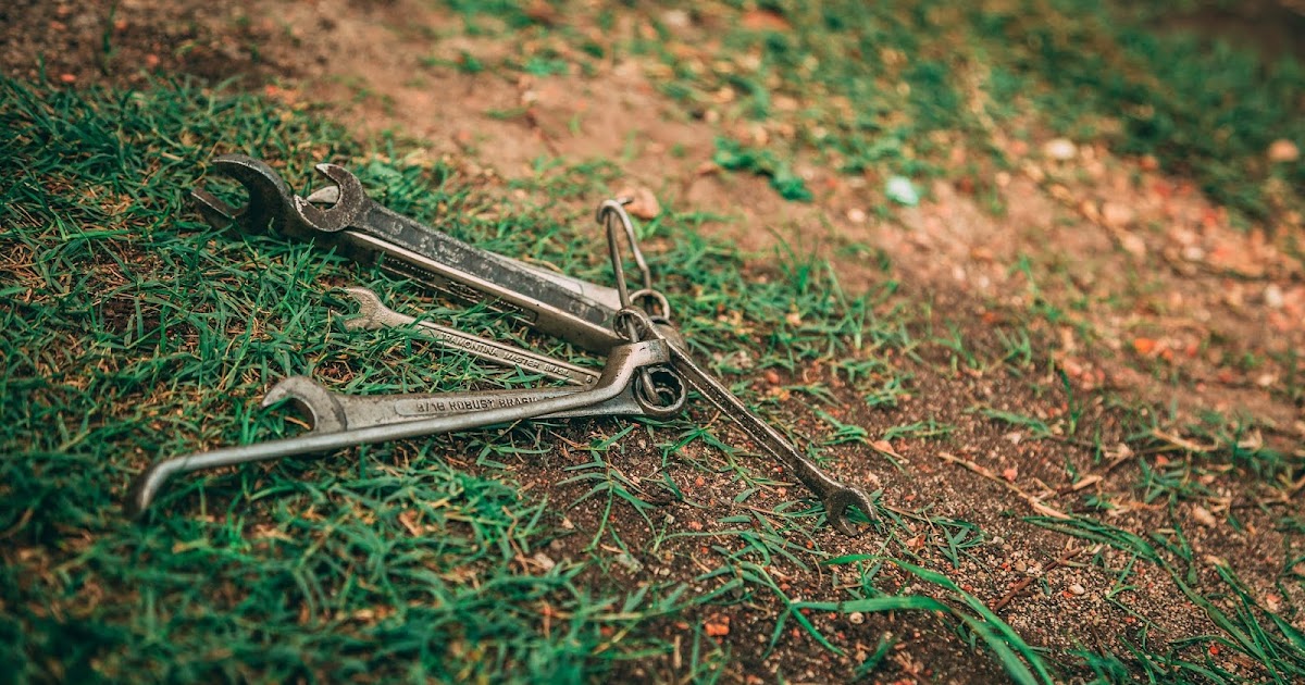 "Throw a monkey wrench in the works" nghĩa là gì?