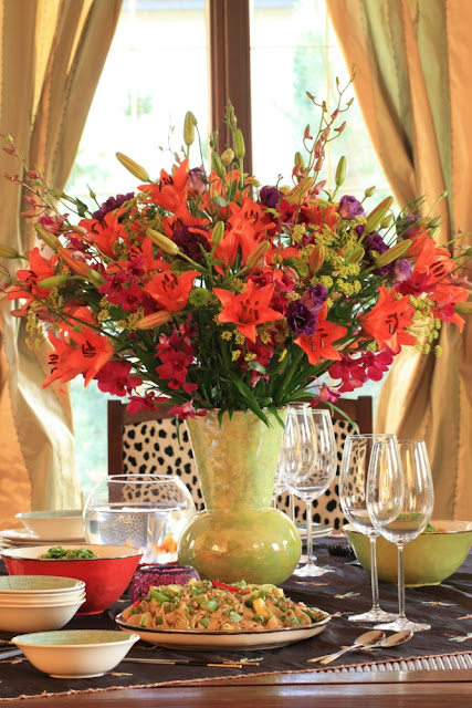 pomarańczowo fioletowe bukiety, kwiaty na stół